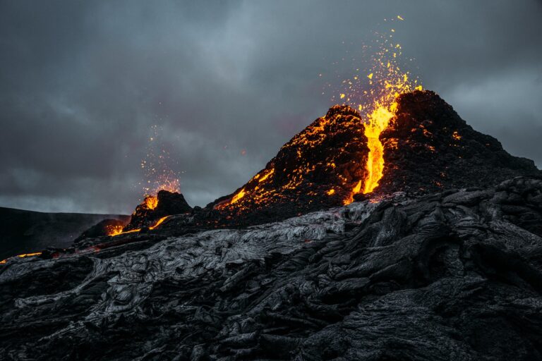 Eruzione vulcano in Islanda, le incredibili immagini viste dal drone 🟢